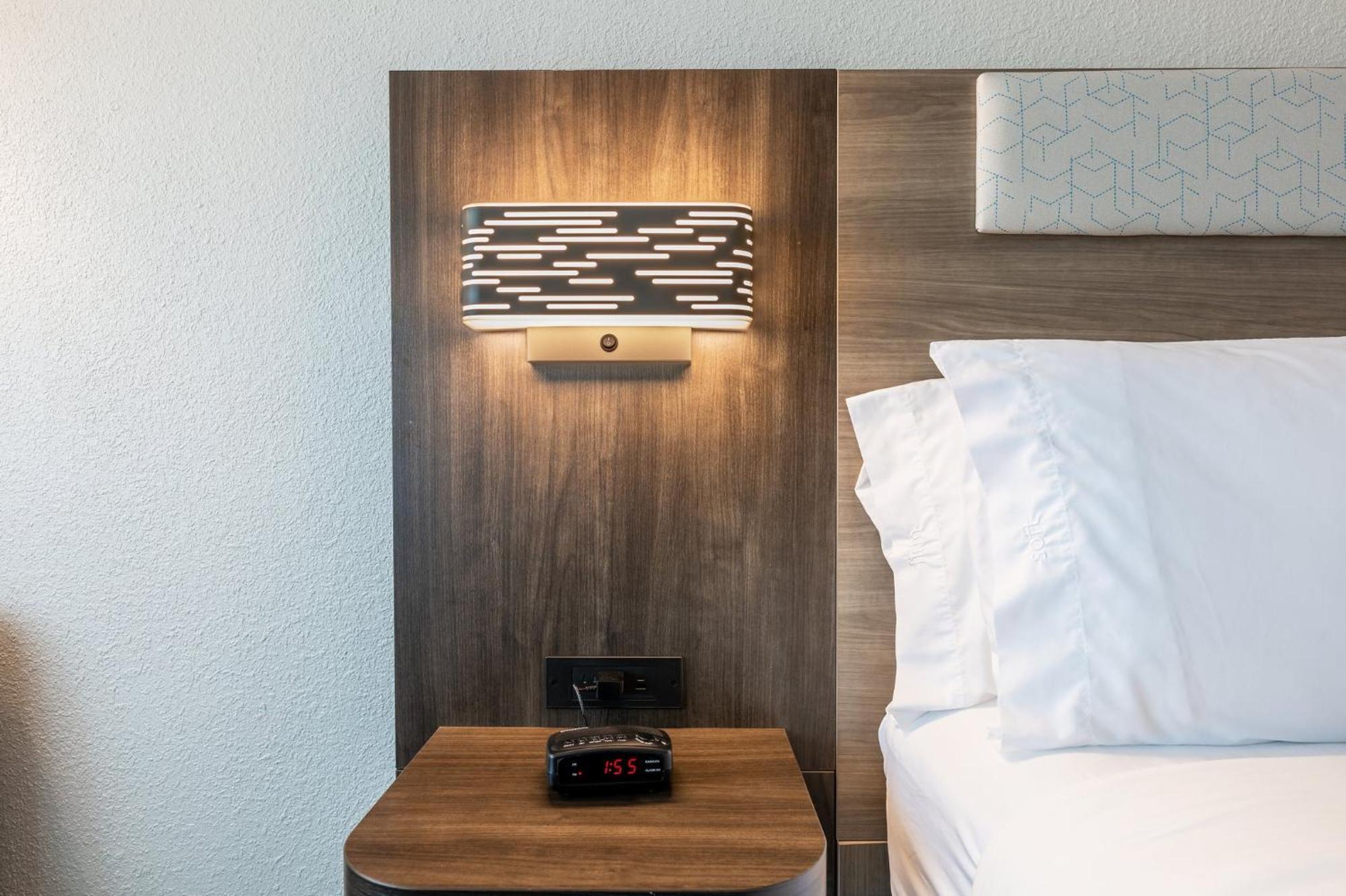 Holiday Inn Express Van Nuys By Ihg Лос-Анджелес Экстерьер фото