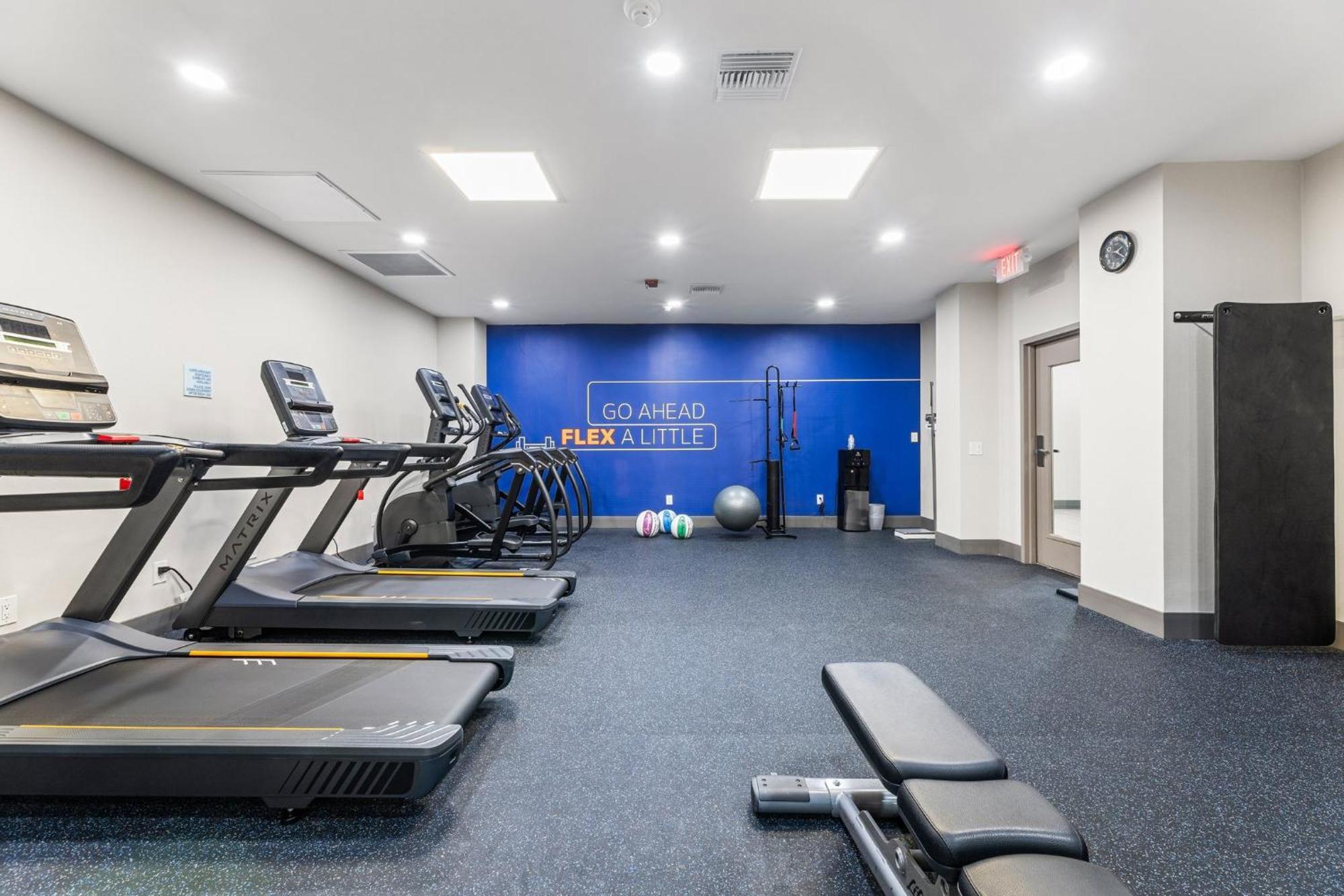 Holiday Inn Express Van Nuys By Ihg Лос-Анджелес Экстерьер фото